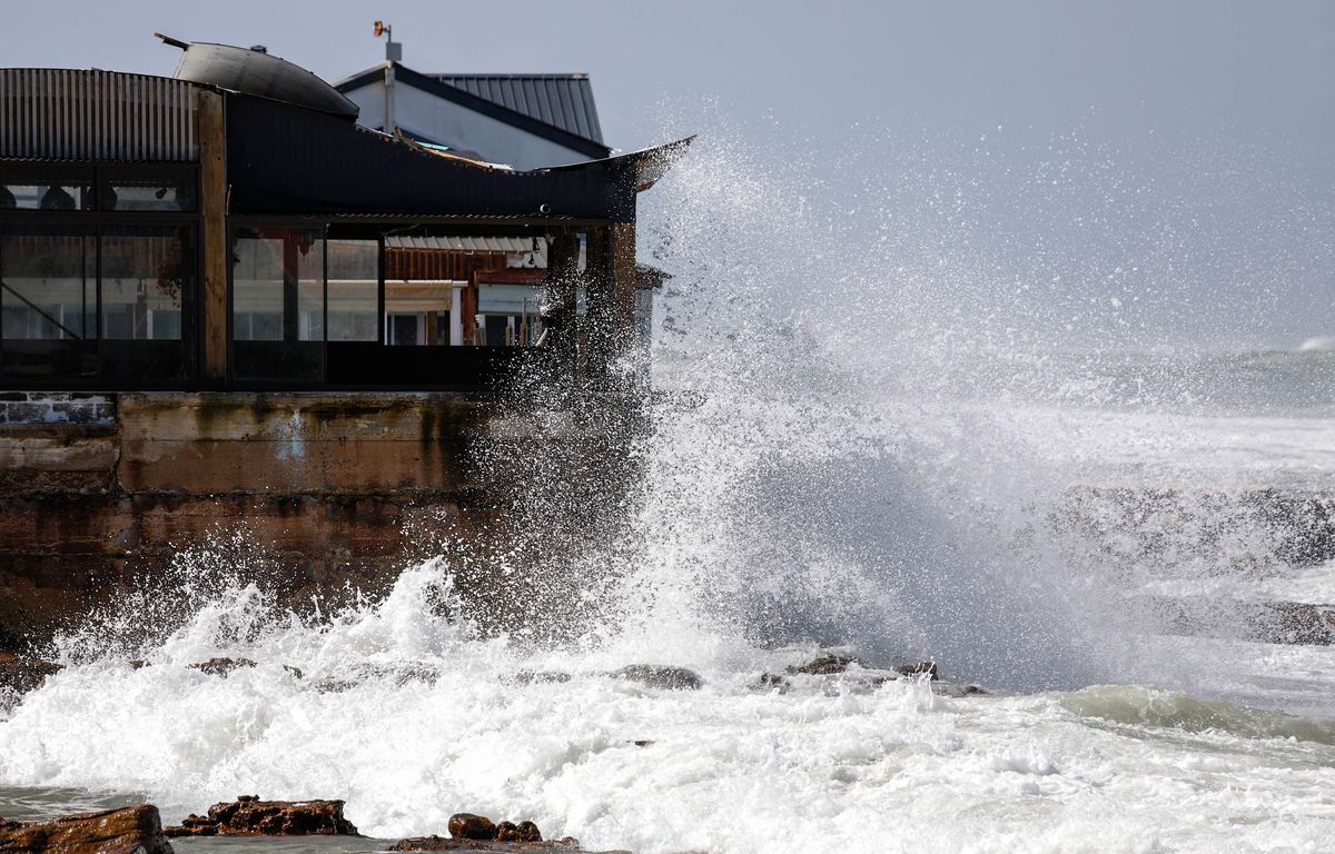 Afrique du Sud : Des vagues de quatre mètres en moyenne frappent les côtes du Cap, inondant des rues et des maisons